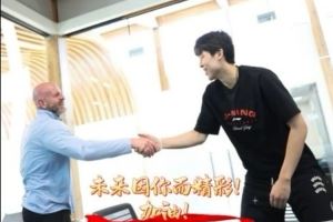 今天杨瀚森与开拓者正式签约！从青岛出发，向世界闪耀，加油瀚森